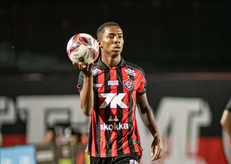 Mais um desfalque? Zagueiro do Vitória será julgado pelo STJD; veja…