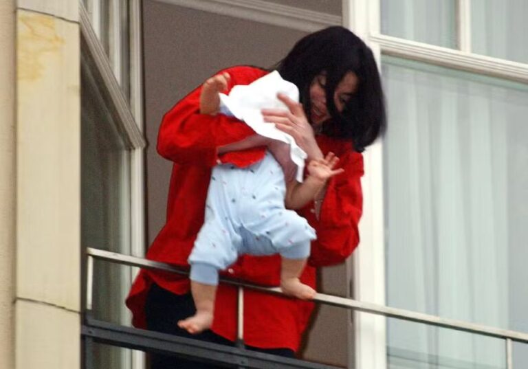 Lembra dele? Filho que Michael Jackson mostrou na sacada surge aos 24…