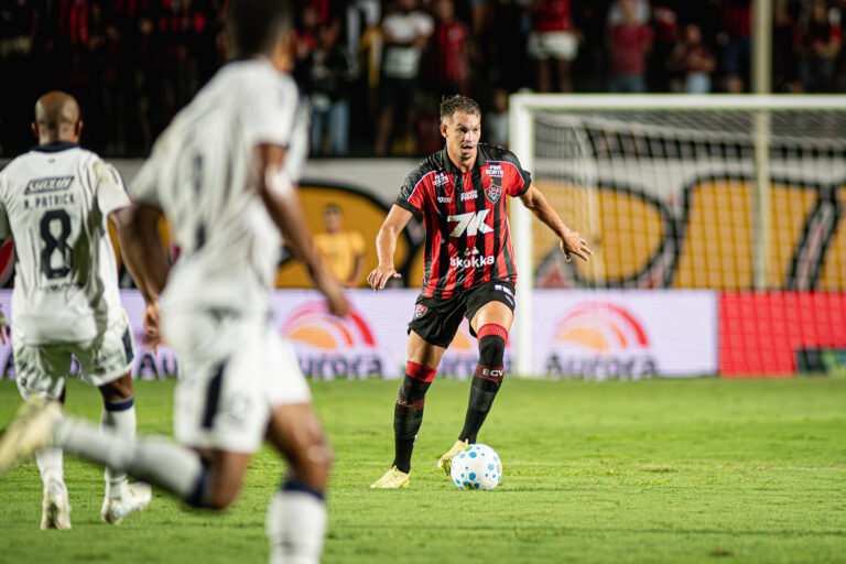 Vitória anuncia empréstimo de zagueiro para clube da Série B