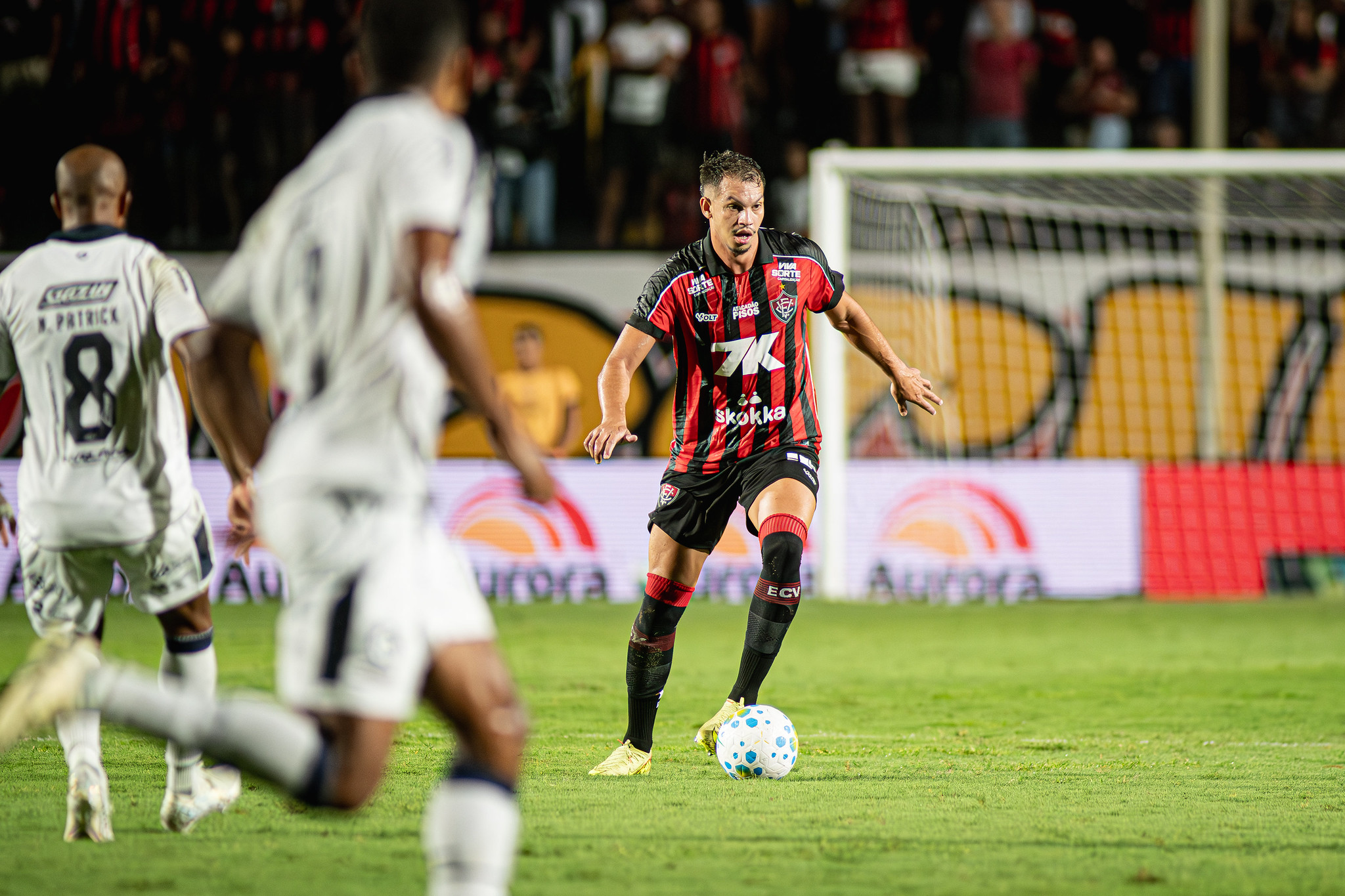 Vitória anuncia empréstimo de zagueiro para clube da Série B