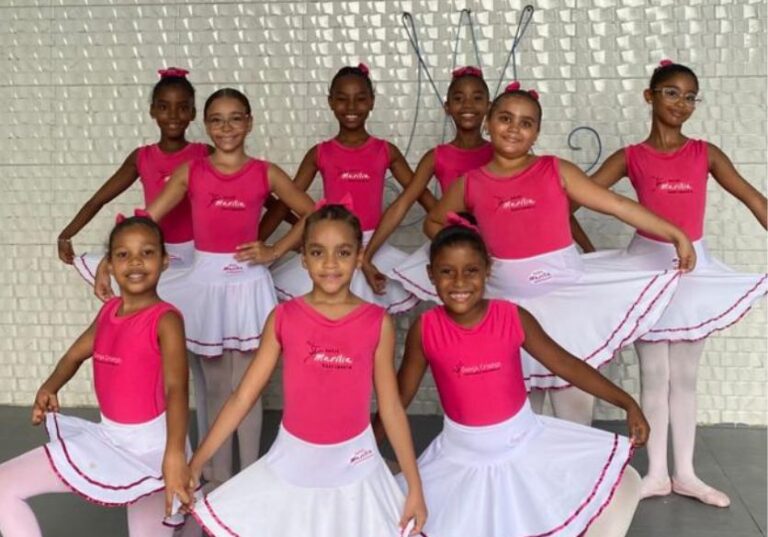 Professora de balé transforma vidas com projeto social de dança em…
