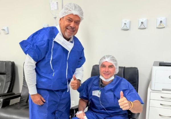 Flávio Bolsonaro passa por cirurgia nos olhos em Brasília para corrigir problema de visão