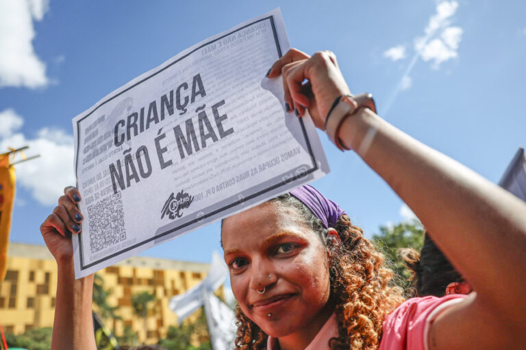 Móveis e janelas danificadas no Senado Federal.