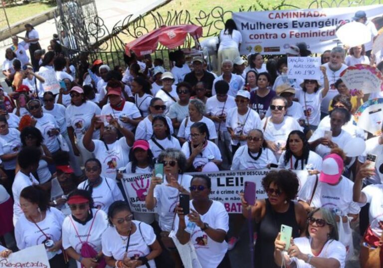 Mulheres evangélicas realizam caminhada contra feminicídio em Salvador