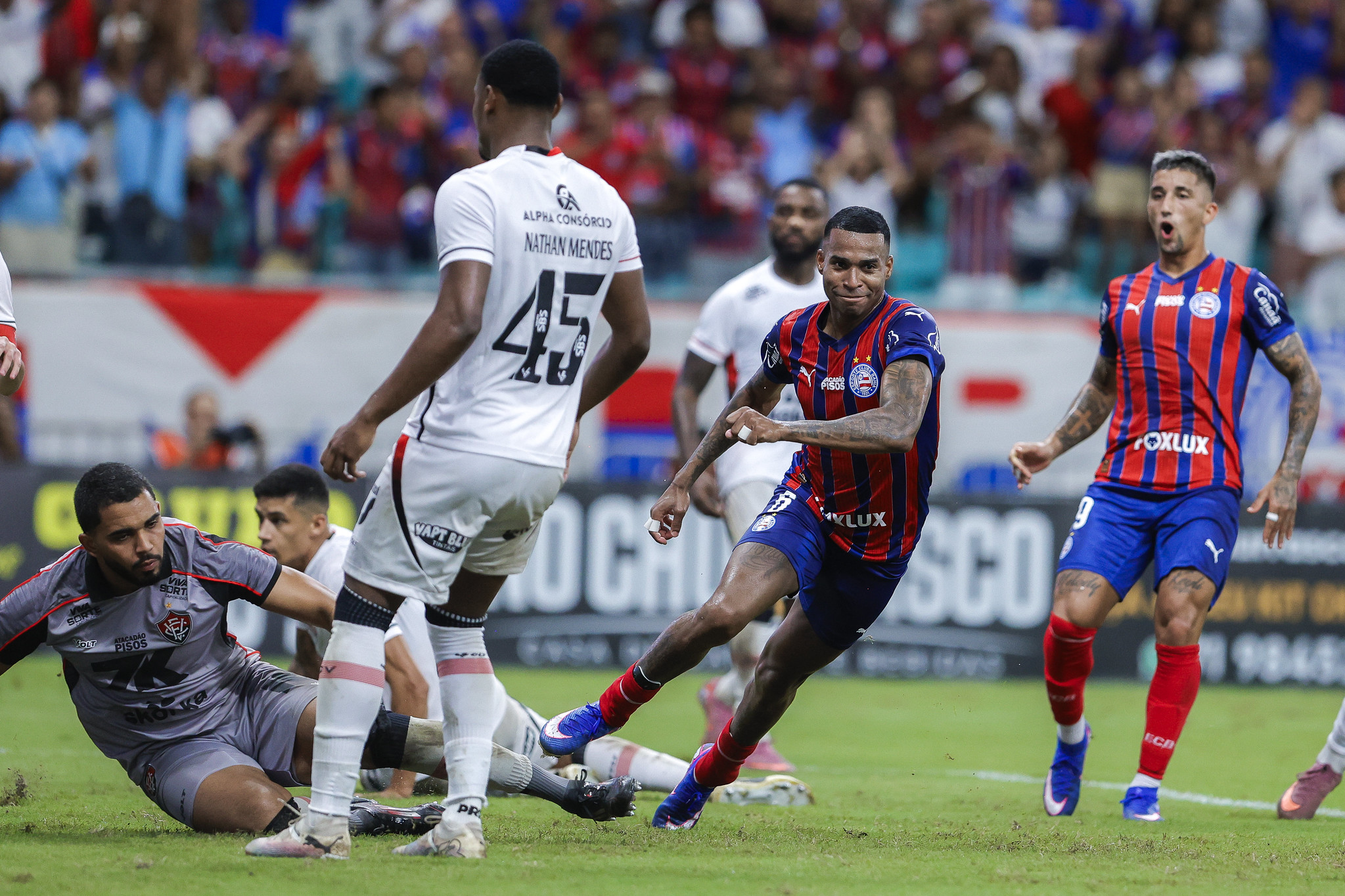 Com gols de Jean Lucas, Bahia vira sobre o Vitória e é bicampeão baiano