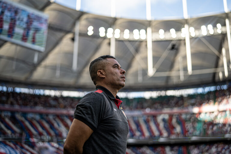 Jair Ventura vê tempos distintos do Vitória e avisa: ‘Não sentamos no…