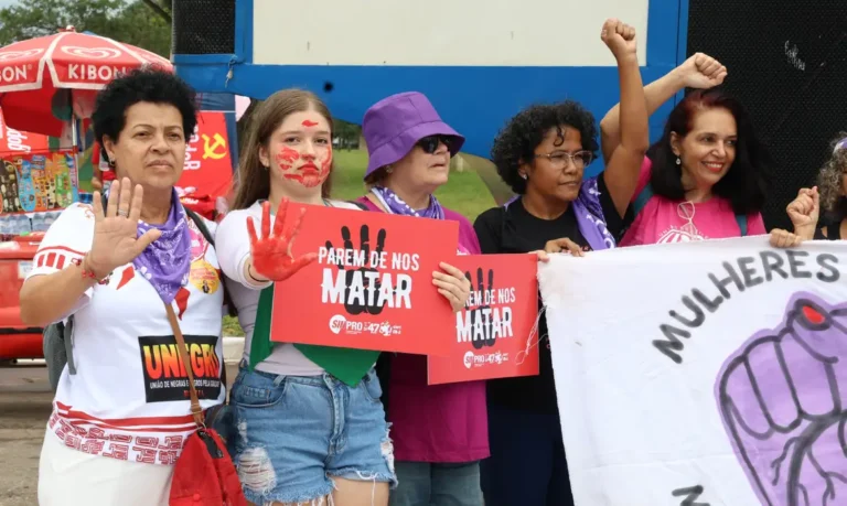 Ato contra feminicídio reúne mulheres em Salvador e em outras…
