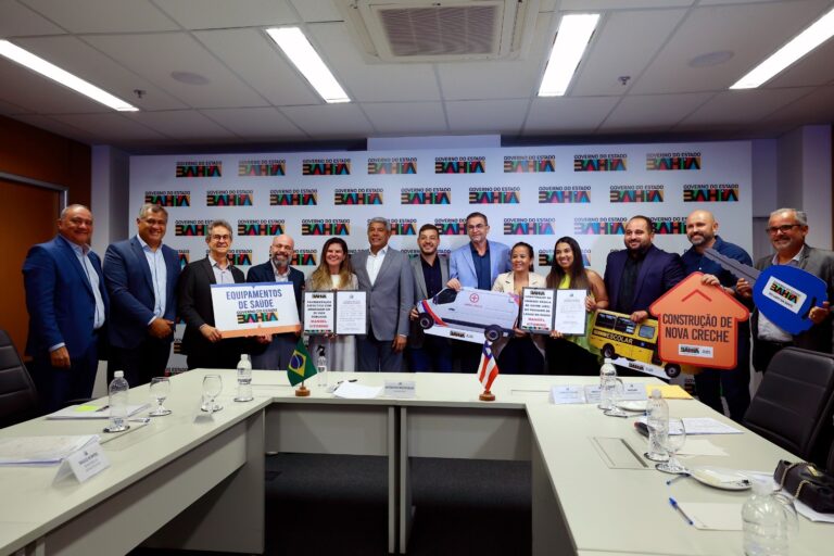 Governador Jerônimo entrega veículos e autoriza novas obras para…