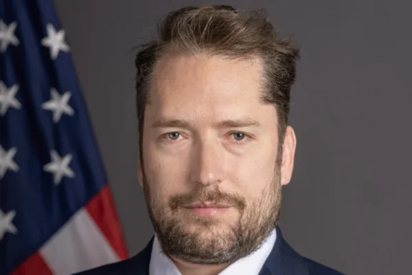 Itamaraty cancela visto de assessor de Trump que iria visitar Bolsonaro