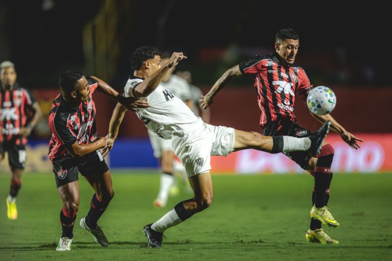 Vitória vence o Atlético-MG e salta na tabela do Campeonato Brasileiro