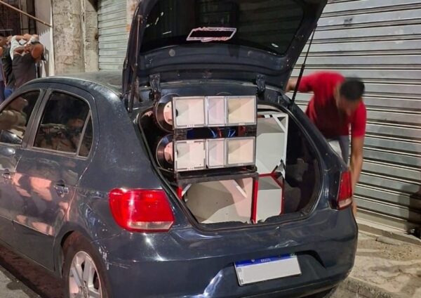 Carro com som tipo paredão é removido pela PM em Parque das Bromélias
