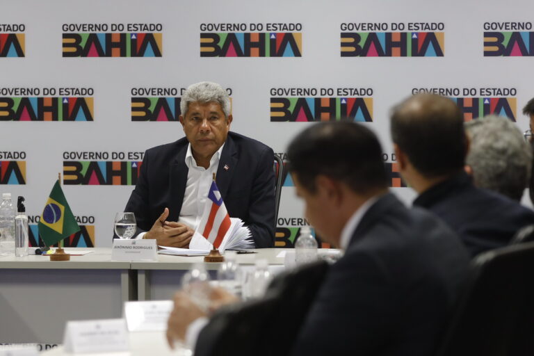 Jerônimo oficializa mudanças no primeiro escalão do governo