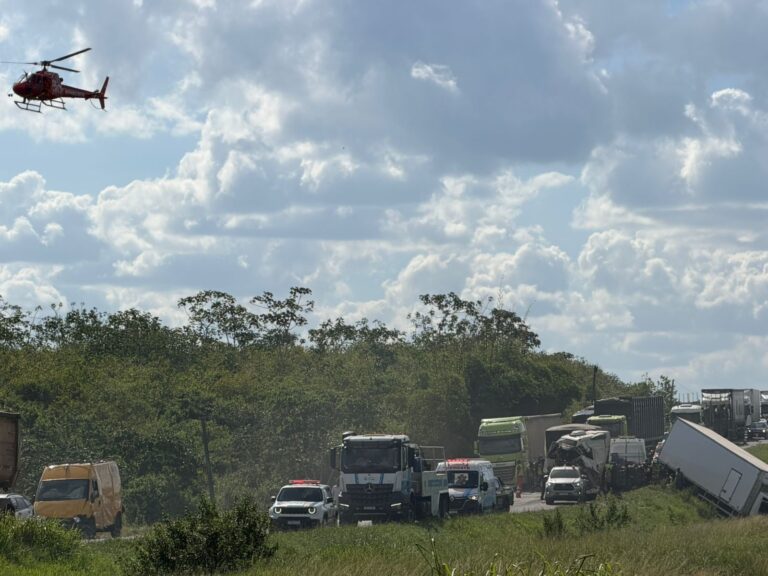 Tragédia na BR-324: engavetamento envolve nove veículos e deixa…