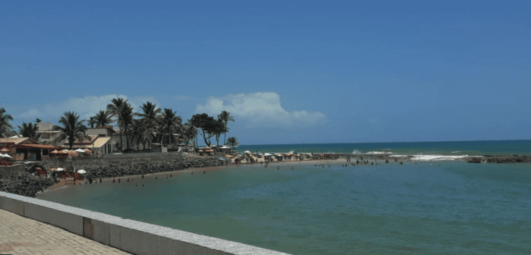Banhista morre após se afogar em praia de Camaçari