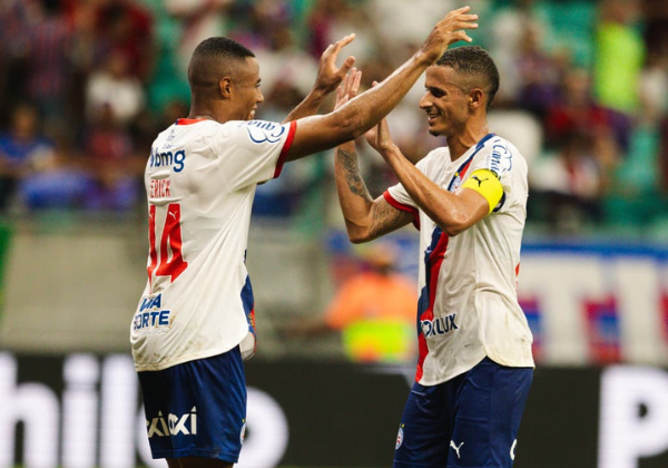 Bahia vence Bragantino na Fonte Nova e cola na liderança do Brasileirão
