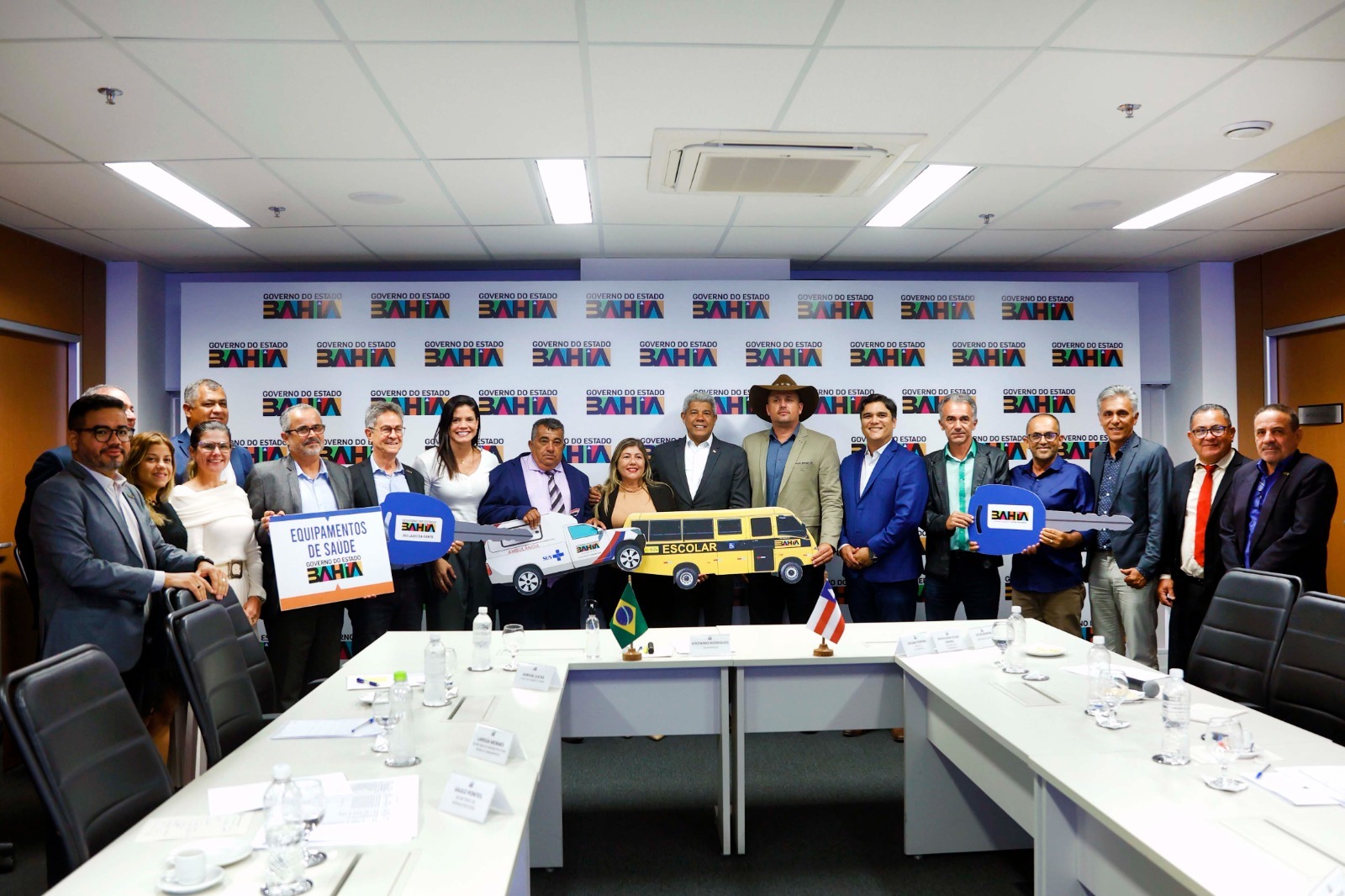 Jerônimo entrega veículos e anuncia novos investimentos para Cordeiros