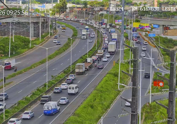 Manifestação de diversas categorias trava a BR-324 em Salvador nesta quinta-feira