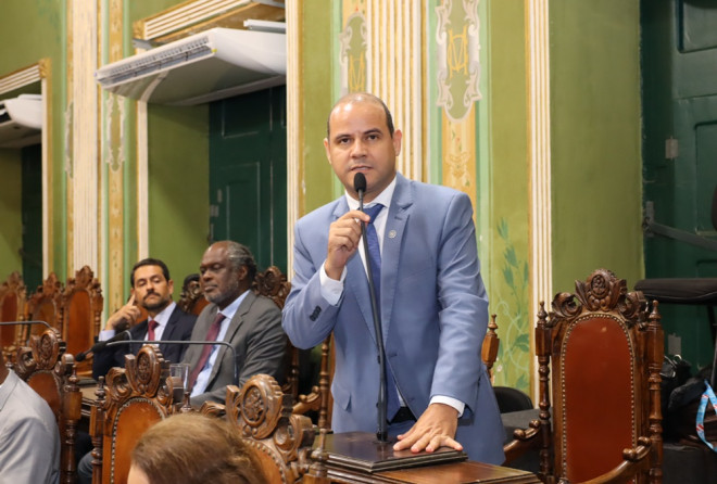 Vereador exalta papel de igrejas evangélicas e cita projetos de apoio em Salvador