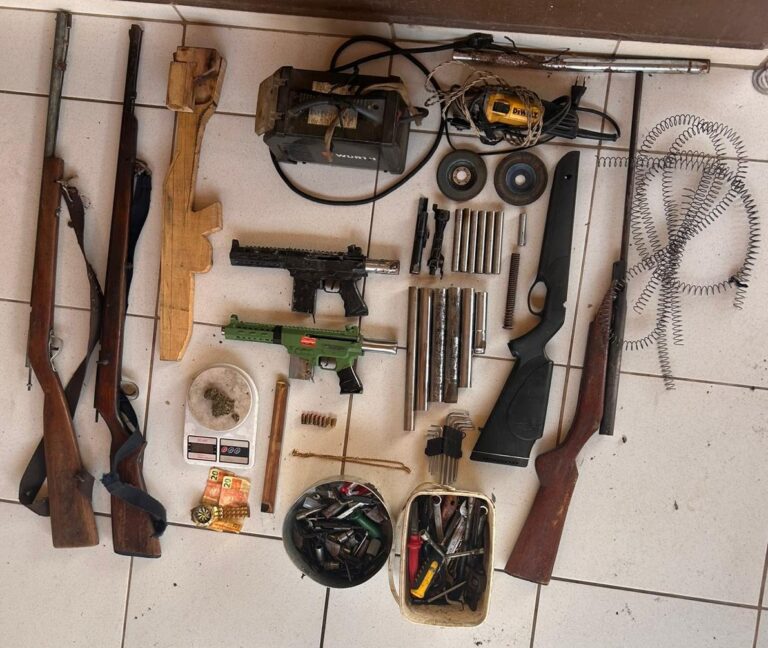 Polícia desmonta oficina clandestina de armas e prende três na Bahia