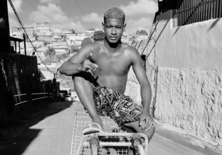 Influenciador de 18 anos é morto a tiros ao chegar em casa; saiba…