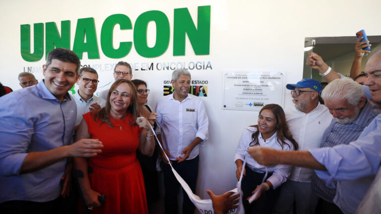 Jerônimo inaugura unidade oncológica em Ruy Barbosa