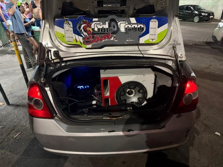 Polícia remove carros com som tipo paredão em bairros de Salvador