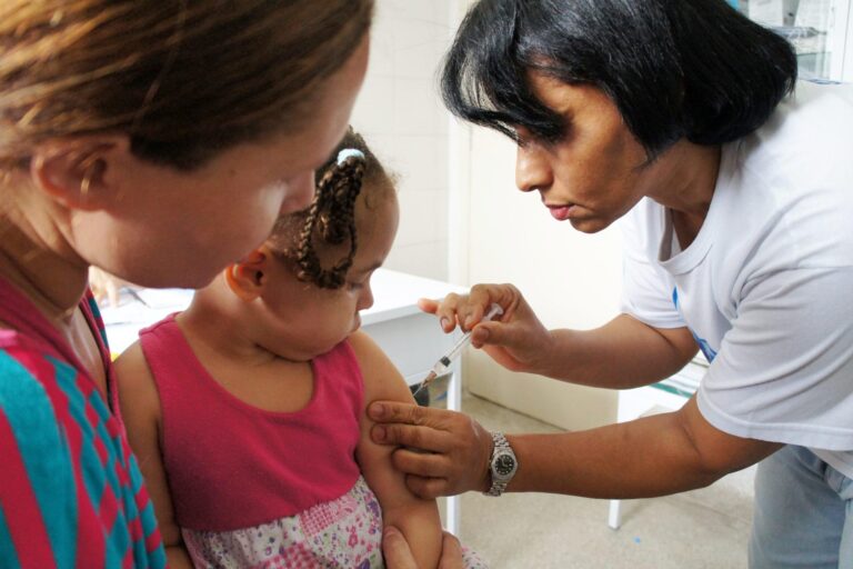 Bahia distribui 1,3 milhão de doses da vacina contra influenza para…