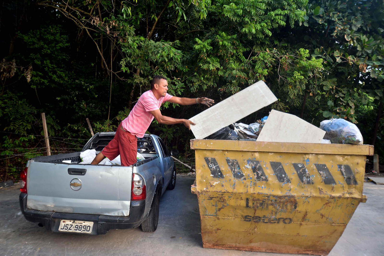 Descarte irregular de entulho pode gerar multa em Salvador; veja procedimento correto