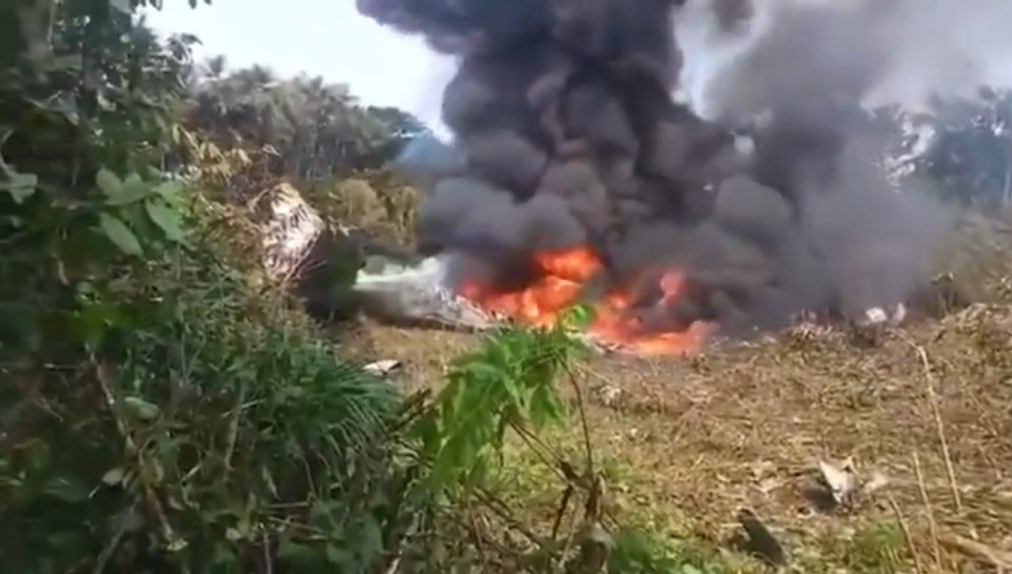 Avião militar com 125 pessoas cai durante decolagem na Colômbia