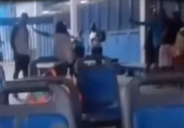 VÍDEO: Policial dispara tiro durante briga no terminal do ferry-boat em Itaparica