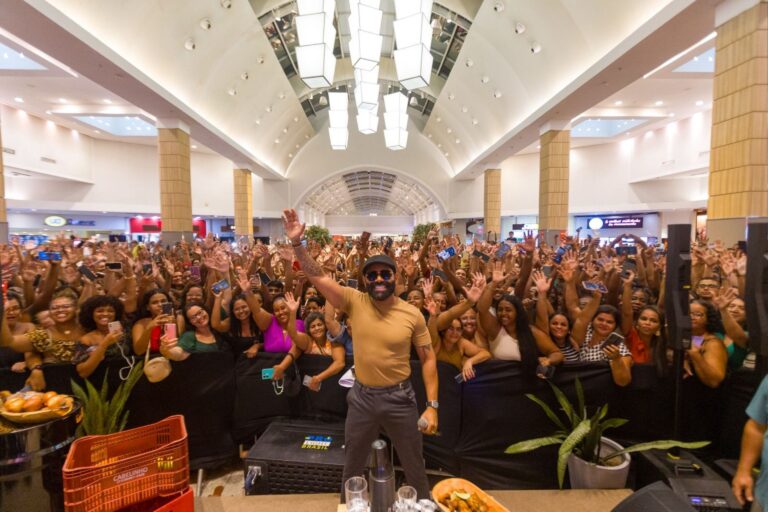 Pablo faz esquenta para ‘Bodega’ na praça de alimentação em shopping…