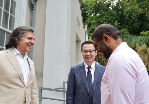 Maestro Ricardo Castro celebra turnê histórica do Neojiba na China