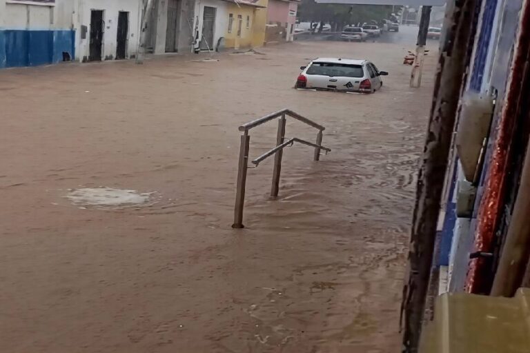 Chuva forte provoca alagamentos e transtornos em cidade do interior…