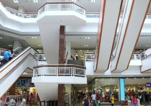 Briga no Shopping Piedade termina com estudantes conduzidos pela PM