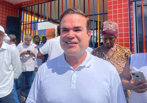 Cacá Leão confirma pré-candidatura e revela data de saída da prefeitura