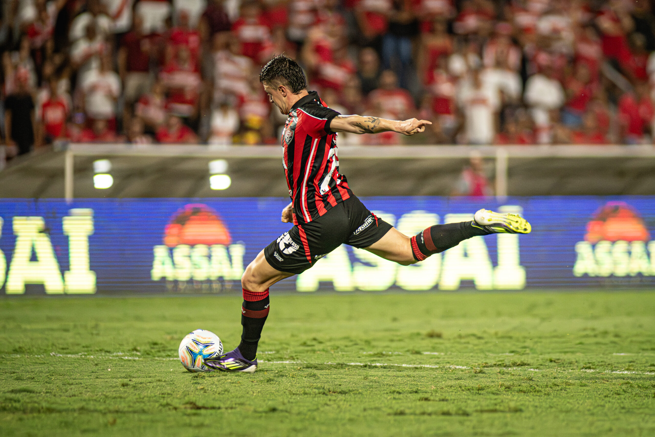 Artilheiro do Vitória sai machucado do jogo contra o CRB em Maceió