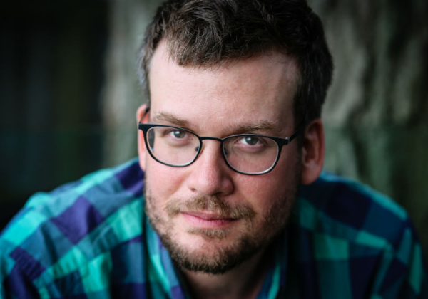 John Green anuncia novo romance após nove anos afastado