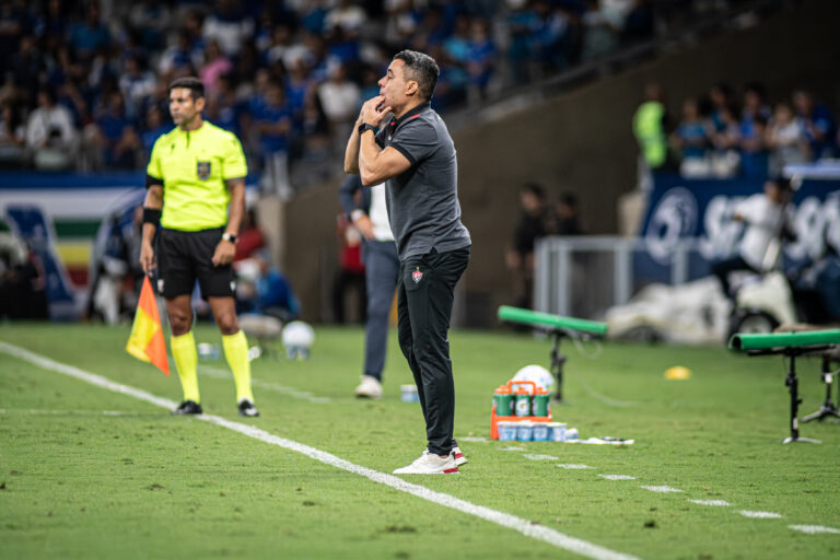 Jair Ventura reclama de postura do Vitória fora de casa: ‘Mesmos…