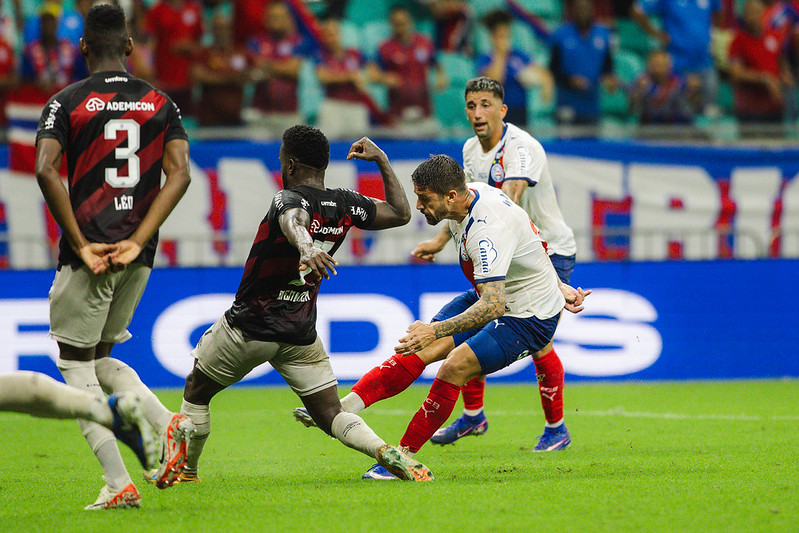 VAR aponta simulação de Everaldo em pênalti anulado do Bahia contra o Athletico-PR