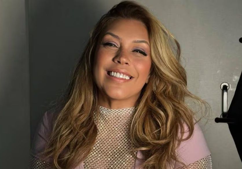 Simony anuncia remissão total do câncer e emociona ao relembrar tratamento