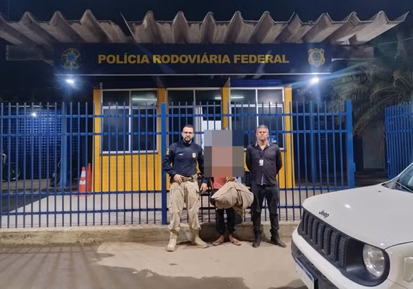 Adolescente aprende a dirigir no YouTube e viaja 550 km para ver garota do Roblox