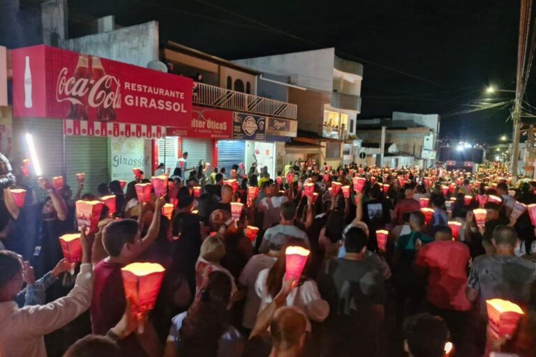 Procissão do Fogaréu reúne 25 mil fiéis em cidade baiana