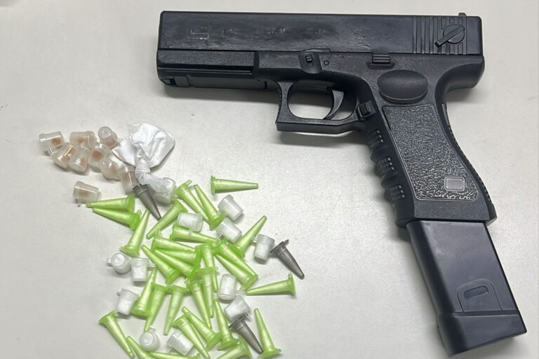 PM apreende drogas e arma de fogo falsa em bairro de Salvador