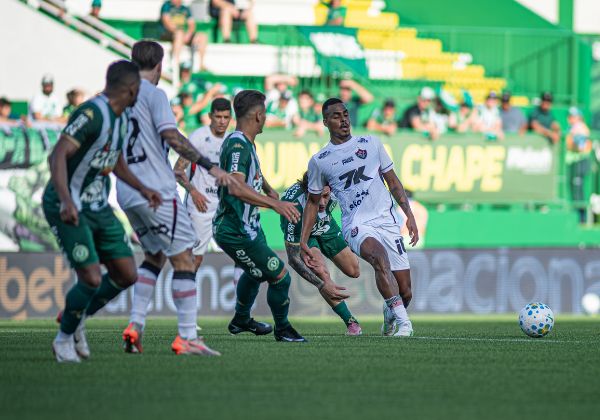 Com um jogador a menos, Vitória empata com a Chapecoense fora de casa