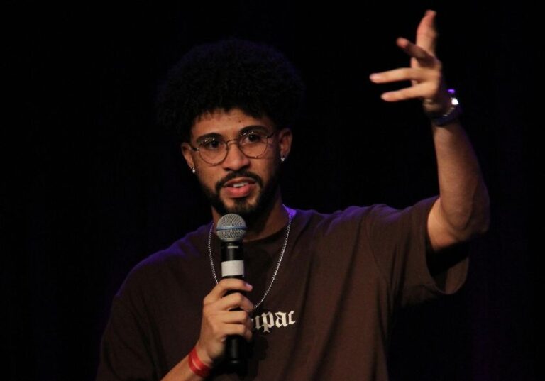 Comediante baiano Dan Carvalho apresenta show ‘Coisas Leves’ em…
