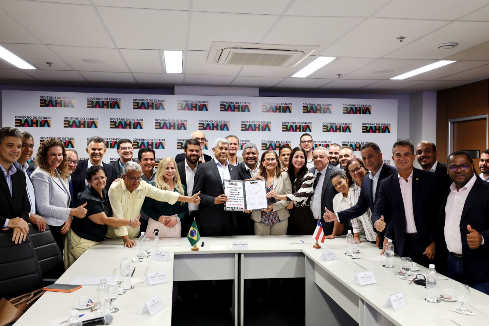 Jerônimo firma convênio inédito com consórcio para resíduos sólidos na Bahia