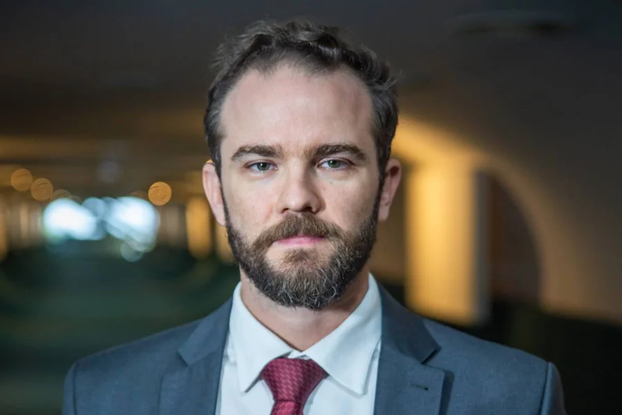 Novo ministro da Fazenda evita CCJ e adia debate sobre PEC 6×1