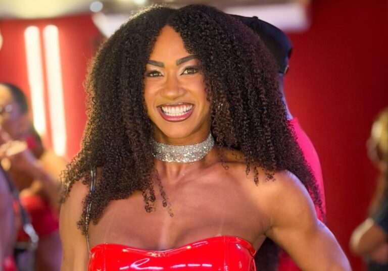 Aline Patriarca surge com ex-jogador em viagem e web especula romance