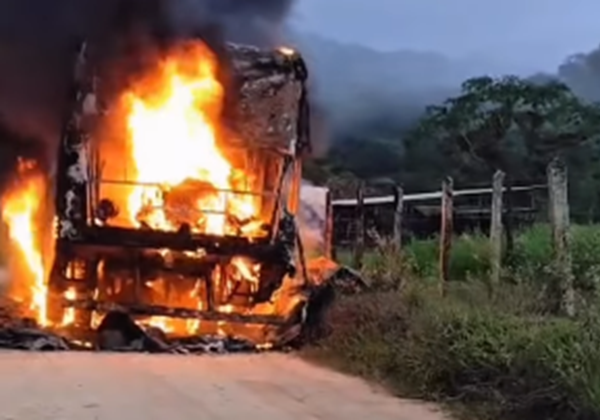 Ônibus escolar é destruído por incêndio na zona rural de Ubatã