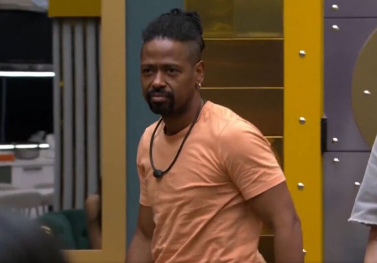 VÍDEO: Leandro Boneco retorna a casa do BBB 26 após atendimento médico